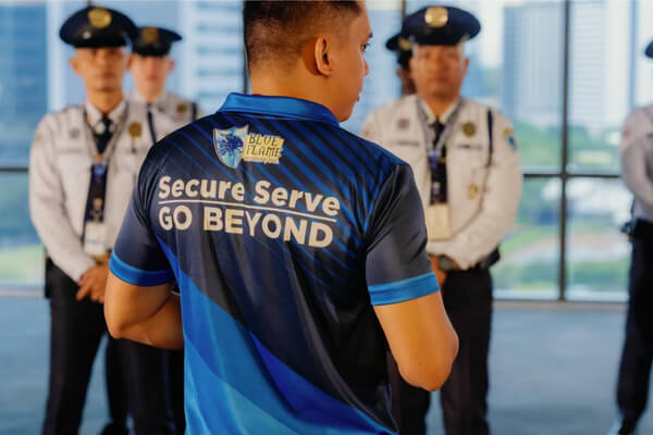 Security supervisor overseeing operations with radio communication for professional supervision and management services – Gervasio Group of Companies (GGC)